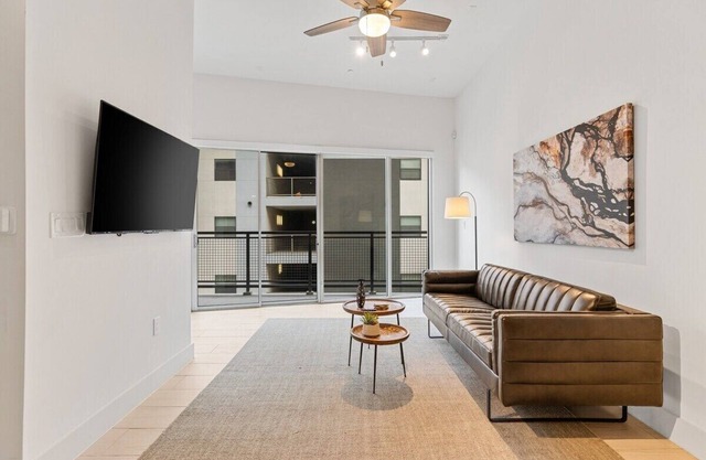 King Bed /2 Full Bath's /Gym Access