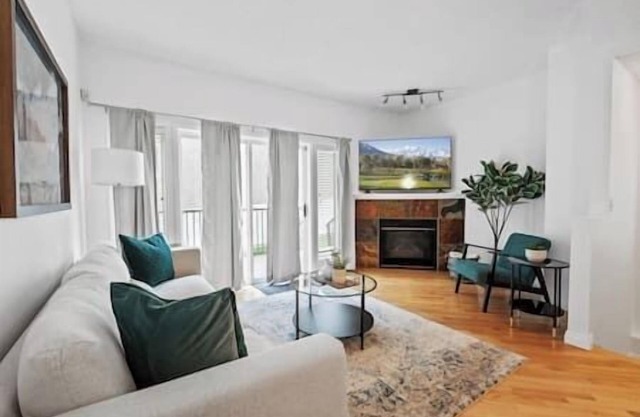 King Bed | 3BD | AC | Mins from Downtown | Garage