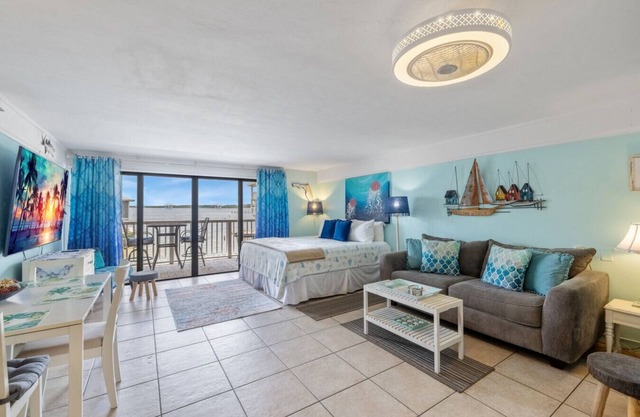King Bed 🐬 Dolphin watching 🐬 Walkable to Downtown