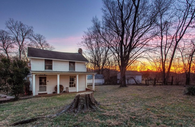 King Bed, Historic Franklin Farmhouse, Horses in your back yard & a pool.