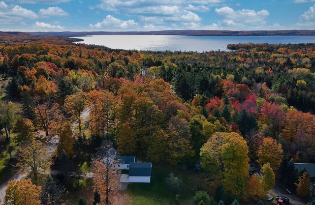KING bed master, near Lake Charlevoix! Updated, Sleeps 9. HIGH SPEED Inet