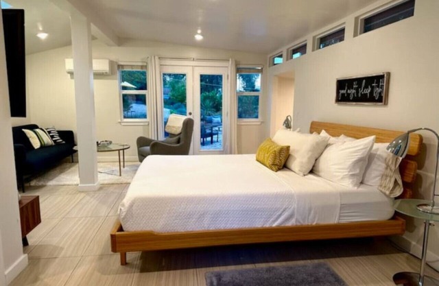 King Bed-Peaceful Modern Cottage-Garden Setting