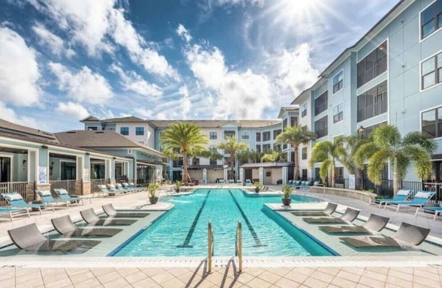 King Bed, Pet-Friendly, 15 Min to Parks, Amenities