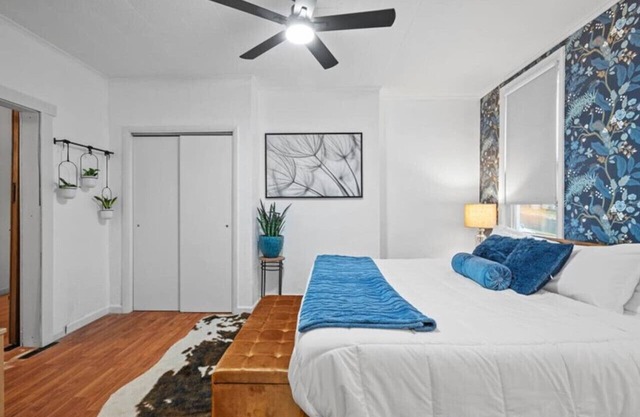 King Bed, Pet Friendly, Retro-Inspired!