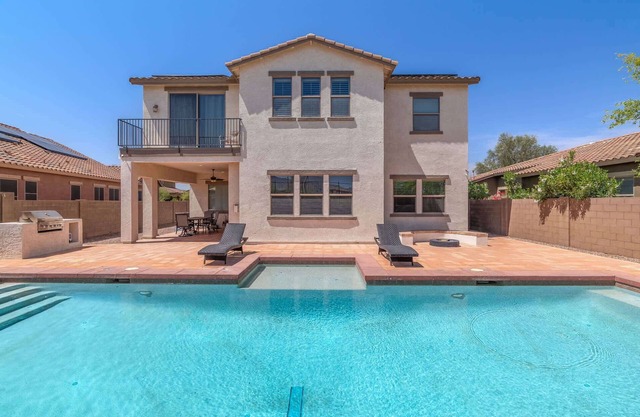 King bed, Pool, Fire Pit, Office