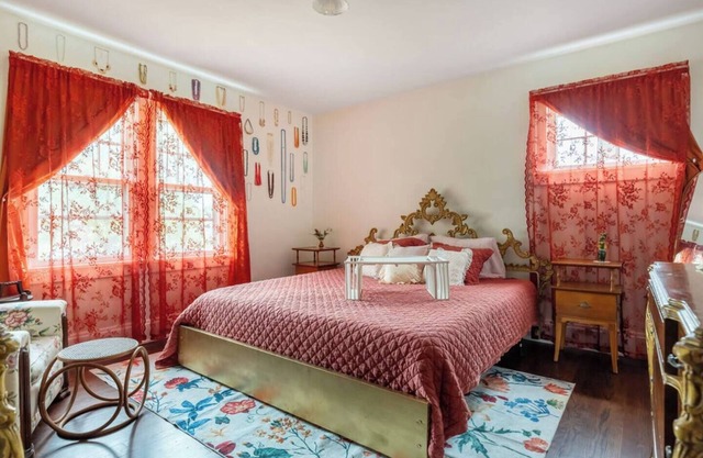 King bed Private Backyard Soaking Tub Fast WiFi Optional Dual Monitor Work Setup Hulu Streaming Near Lake Erie & Cleveland