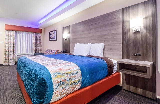 King Bed Room, Scottish Inns, Free Parking, Sofa, Minutes from CityCentre Plaza