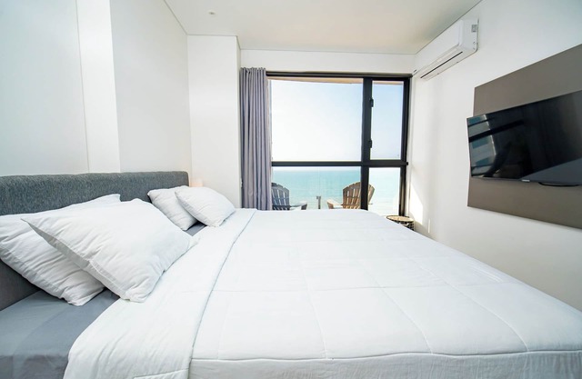 King Bed - Smart Tvs - WIFI - Gym - FREE Parking - Cold AC - Nice View - Pool