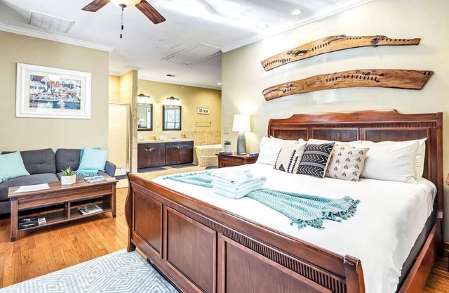 King Bed, Soaking Tub and Outdoor Kitchen!