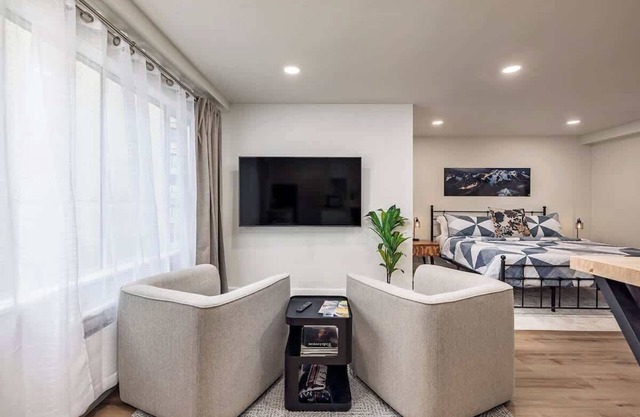 King Bed Studio-Downtown Getaway