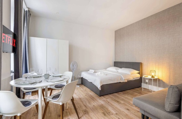King Bed | Vienna City Hall | High Speed Wifi