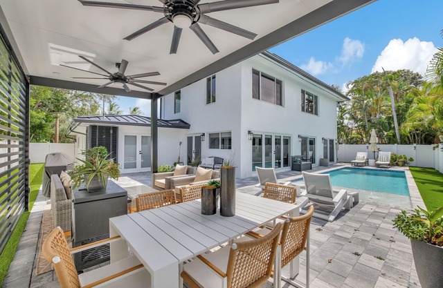 King Beds ~ Heated Pool ~ Outdoor Area ~ Bikes