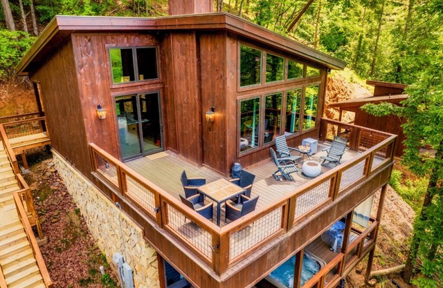 King beds, quiet neighborhood. Hot tub, games & fire pit! 5 mi to Dollywd.