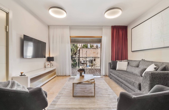King David Residence Luxury 3 BD/Pool/Gym/Parking