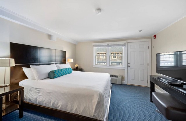 King Room w/Partial Ocean View Above Restaurant (203)