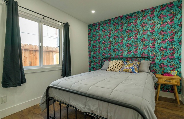 King size bed close to Dineyland!