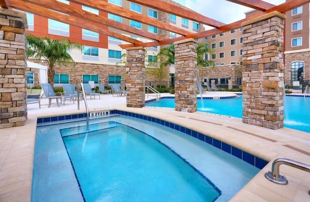 King Studio. Outdoor Pool & Hot Tub. Free Breakfast. Near U of Florida.