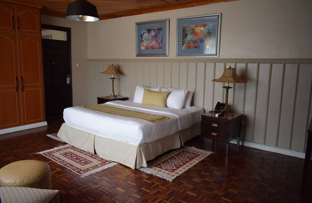 King Suite ensuite with Bath tab