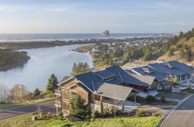 Kingfisher #106 - Stunning ocean views, luxury home, hot tub. 3 king bedrooms.