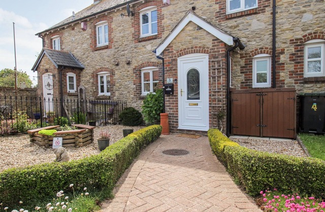 KNAPP COTTAGE, with a garden in Chickerell