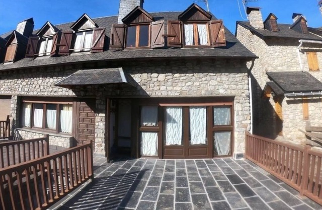 KNOCKING AT MOUNTAIN HOUSE IN ARTIES-ARAN BAQUEIRA-VALLEY
