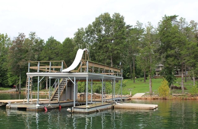 Knot 4 Reel' gentle slope, private hot tub, double deck dock, slide. 5 bathroom