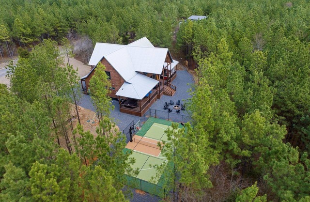 Knotty Pines * Lit Pickleball & Basketball | EV | Pingpong |Pool Table | Hot tub