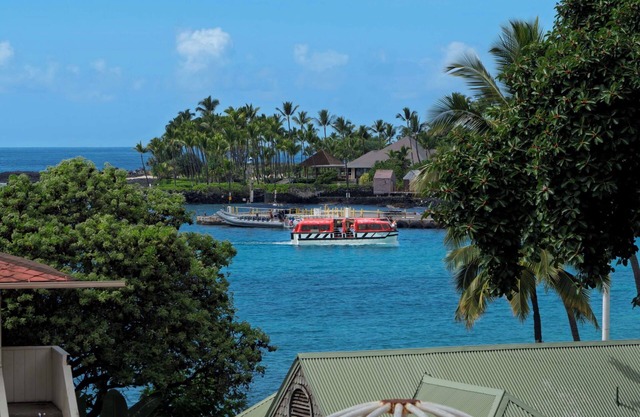 Kona Plaza 201: Cozy Condo w/AC, Shared Pool & Ocean Views