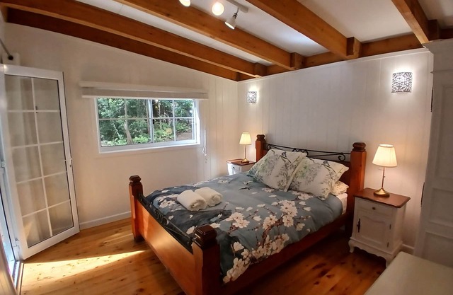 Kookaburras Springbrook- Cosy Romantic Rainforest Cottage -waterfalls, fireplace