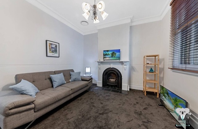 KozyGuru | Glebe | Cozy 2 Bedroom Terrace House