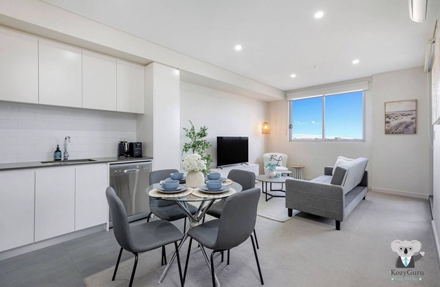 KozyGuru | Merrylands | Balcony Chic with Parking