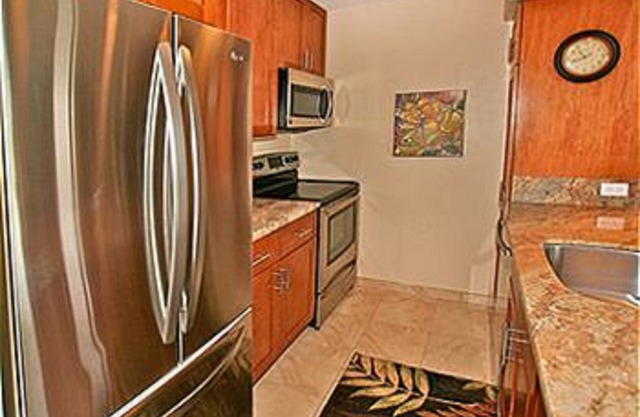KR405-Beautifully Remodeled Beachfront Condo with Park and White Sand Beach!