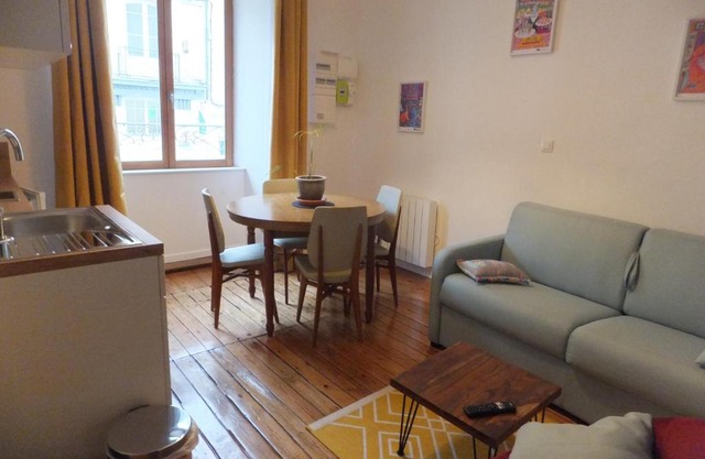 L'établissement TOIMOINOU, Hyper-centre, vue marché, proche mer 150m, lits faits à votre arrivée, serviettes de toilette, ménage, inclu, Netflix, accueil en personne