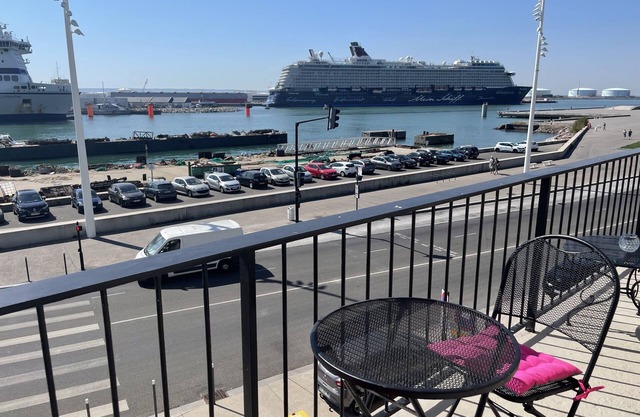 l'ANCRE Studio Perret with balcony in front of the harbor entrance.