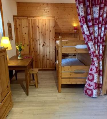 L'appartement LES BOSSONS en lisière de forêt dans le chalet Génépi