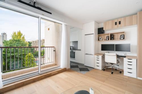 L'Auguste - Face RER B - Free Parking