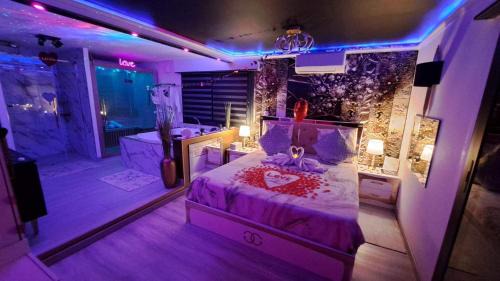 L'Aurore Love Room de prestige jacuzzi sauna piscine chauffée cuisine