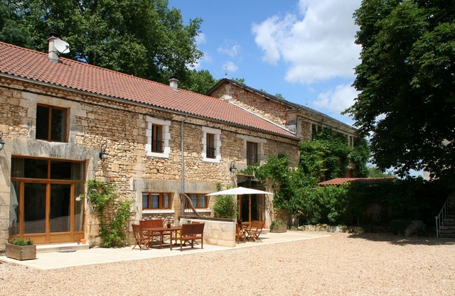 L'Ecurie Gite, 5* & 4 Cles Luxury, Riverside, Pool, Family/Pet Friendly Brantome