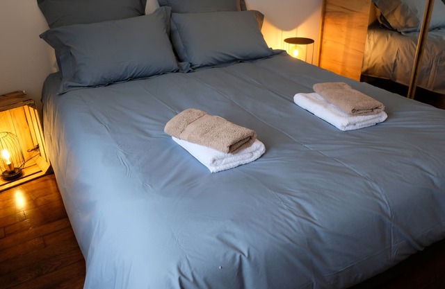 L'Entre 2, bright, quiet, south-facing walled garden, village center, 3 minutes from the GR34