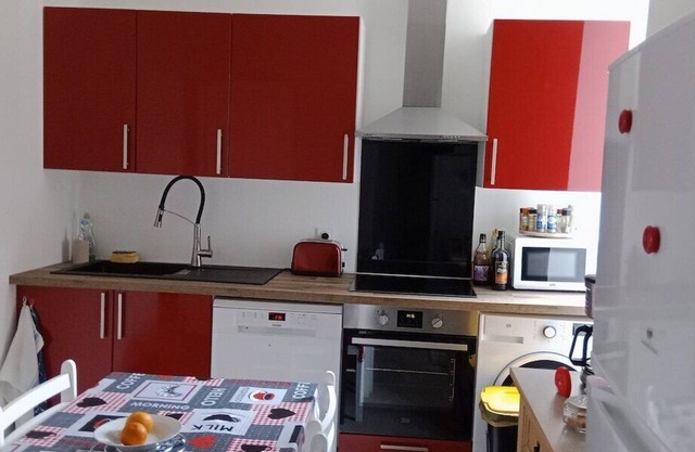 L'isard vue de Charme Donnant sur L'église et la Montagne Dans Quartier Historique