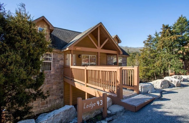 L043, 2-Br Luxury Cabin: Book 3+ Nights This September & Save! SEE DESC. BELOW