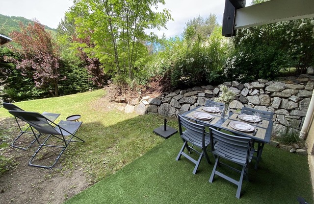 La Cabane- Wooden studio with mountain corner and garden