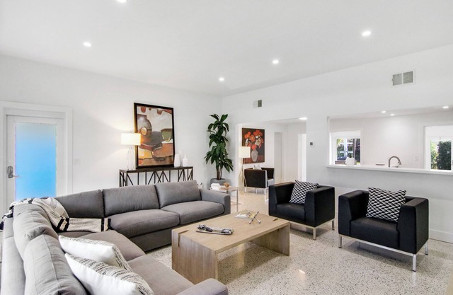 La Casa Blanca | Minutes from the Beach!