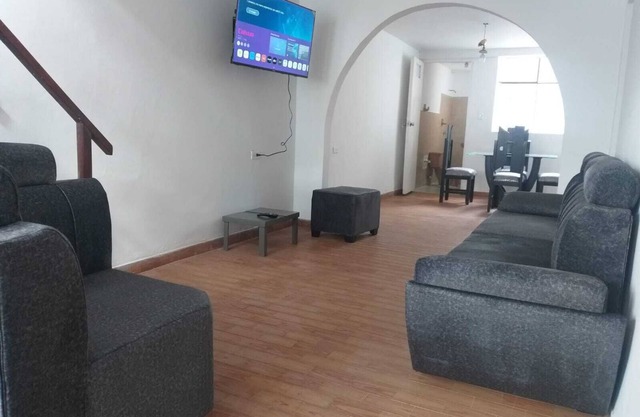 La casa está ubicada cerca al centro, parqueadero gratis para vehículo mediano.