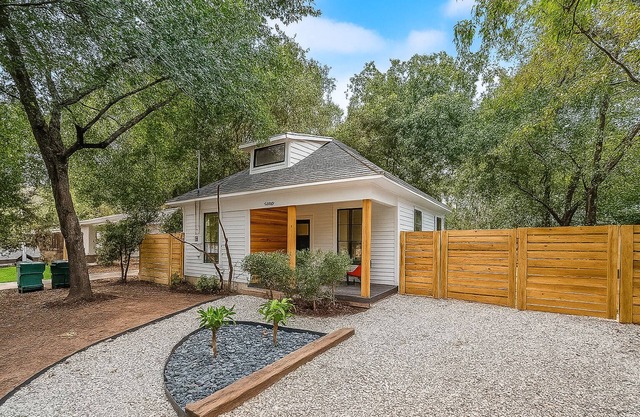 La Casita - Cozy Modern Retreat near Downtown Denton TX - Stylish Comfort