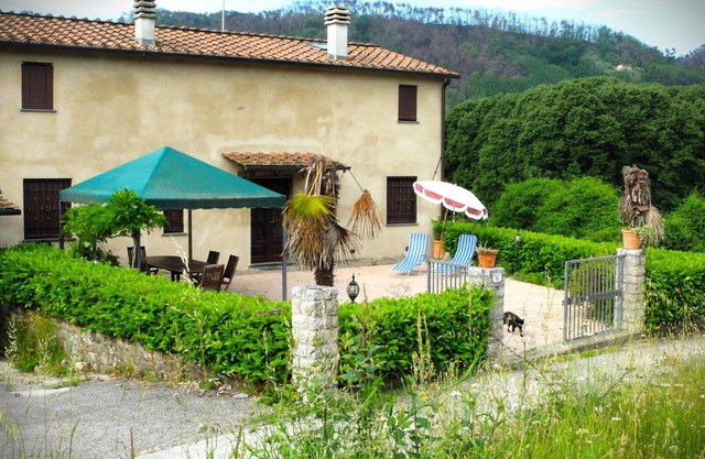 La Cheta - House in the hills with garden, between Lucca and the beaches of Viareggio