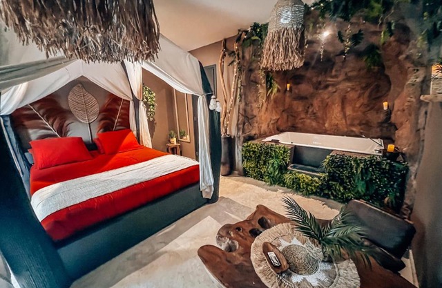 La demeure de Poulpican chambre LA GROTTE jacuzzi charme romantique terrasse privée 300m plage et restaurants La Croix Valmer - Golfe Saint Tropez