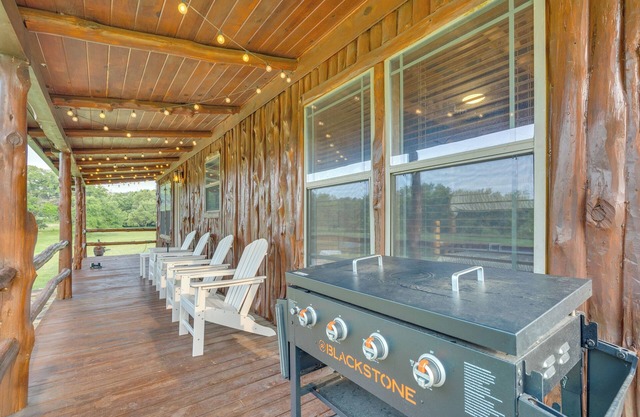 La Grange Cabin on Acreage: Close to Wineries