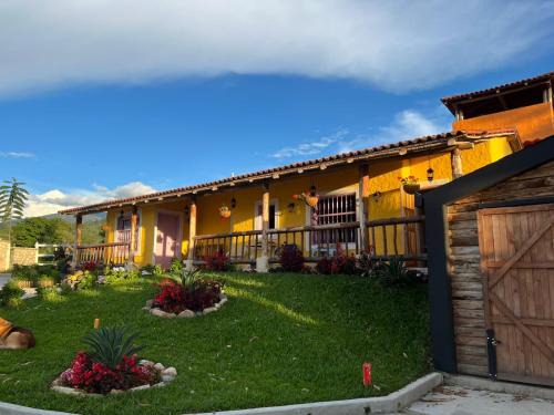 LA HERMOSA CASA AMARILLA