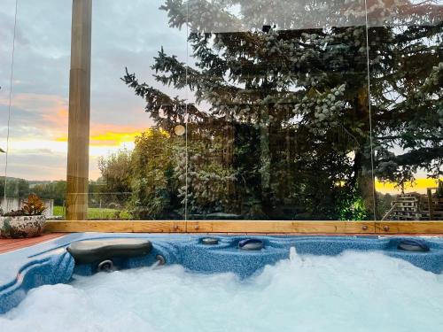 La k abane jacuzzi extérieur chauffée piscine de saison totalement privatisé